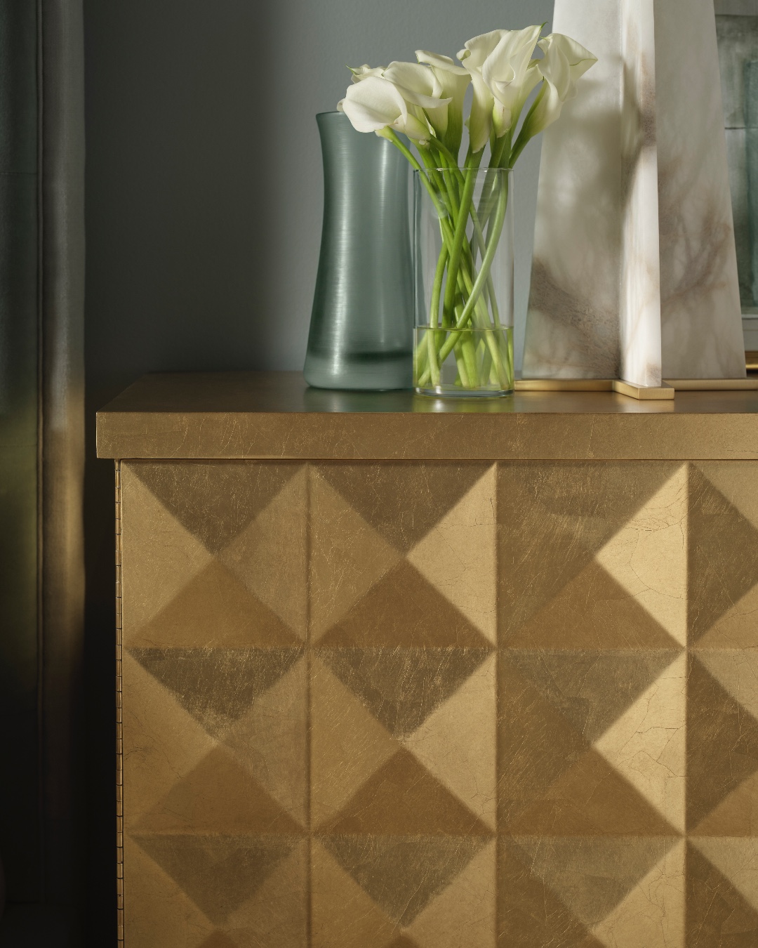 The Diamond Chest displays beauty in the details, including solid carved doors in a diamond pattern, burnished gold leaf surfaces and a bold, red interior. It was first designed by Barbara Barry and now joins the Baker Reserve Collection. Visit the link in our bio for more information. #ThingsChosenWell #BakerReserve
